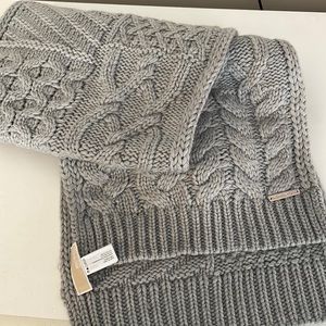 5 for $5 EUC gray knit Michael kors scarf